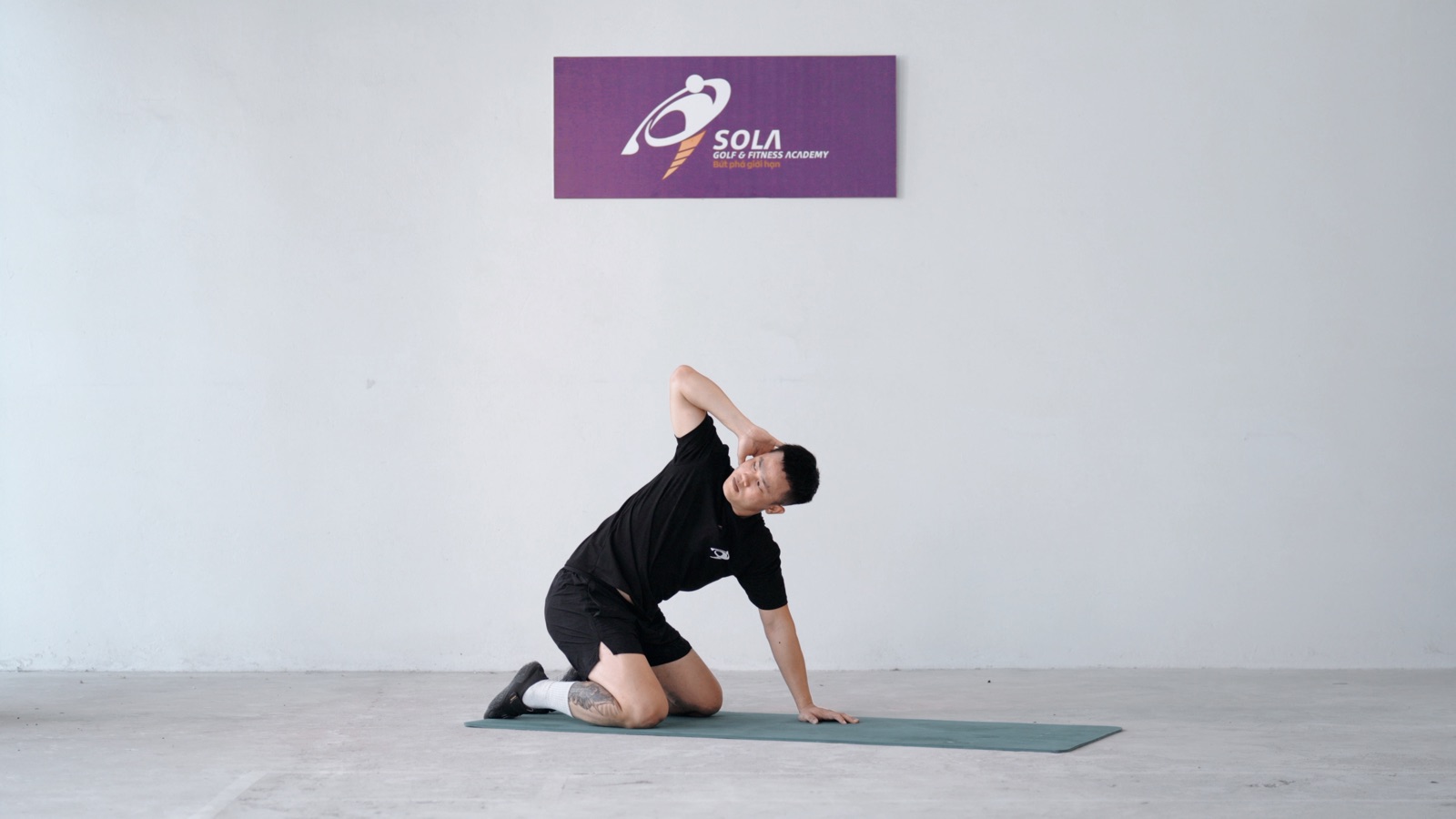 HLV SOLA minh họa bài tập linh hoạt thân trên
